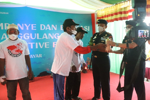 4 Pelaku Illegal Fishing di Selayar Serahkan Bahan Baku Bom Ikan ke Sekjen KKP