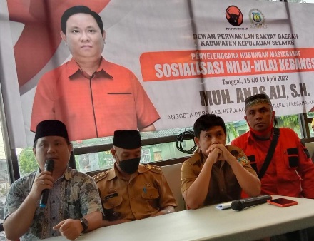 bukabaca.id, Kepulauan Selayar – Anggota DPRD Kepualauan Selayar dari Fraksi PDI Perjuangan Muh. Anas Ali, menggelar Sosialisasi nilai-nilai Kebangsaan, mengangkat tema Empat pilar kebangsaan bersama Warga kecamatan Benteng di kafe Chetoz, Kecamatan Benteng Kabupaten Kepulauan Selayar, Senin (18/4/2022). Turut Hadir sebagai pembicara pada kegiatan itu, Camat Benteng Andi mastatar, Kabid perencanaan Bappeda Al Amin, tokoh Pemuda, Tokoh Agama dan Juga hadiri 200 Orang peserta Sosialisasi Dalam sambutannya, Anas Ali, S.H menjelaskan tentang empat pilar kebangsaan yaitu pancasila, Undang-Undang Dasar (UUD) 45, Negara Kesatuan Republik Indonesia (NKRI), dan Bhinneka Tunggal Ika. "jika empat pilar tersebut disatukan, maka melahirkan gotong royong sebagai urat nadi bangsa. “Kalau ada pesta kita di situ ada yang bantu baik dalam bentuk finansial, tenaga dan, bahan baku ini wujud gotong royong,” ungkap Muh. Anas ali Lanjutnya Anas Ali, S.H Mengatakan Kegiatan ini bertujuan untuk memberikan pengetahuan, memupuk rasa mental dan keberanian untuk berkompetisi secara jujur dan sehat dan memiliki kecintaan terhadap nilai-nilai yang terkandung dalam Pancasila, Undang-undang Dasar 1945, Bhinneka Tunggal Ika dan Negara Kesatuan Republik Indonesia (NKRI). Di akhir acara Anas Ali, S.H Ucapan terimakasih kepada masyarakat Kecamatan Benteng atas kehadirannya dan dukungan selama ini saya bisa terpilih 3 kali sebagai anggota DPRD Kep selayar dan amanah ini akan terus dikawal sampai akhir priode 2019 2024. (Afwan Azrawie)