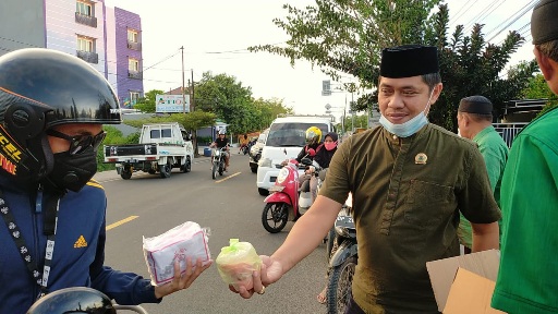 Ketua DPC PPP Pinrang Bagi-Bagi Takjil