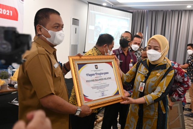 Penerapan SPM Pemprov Sulsel Dapat Piagam Penghargaan