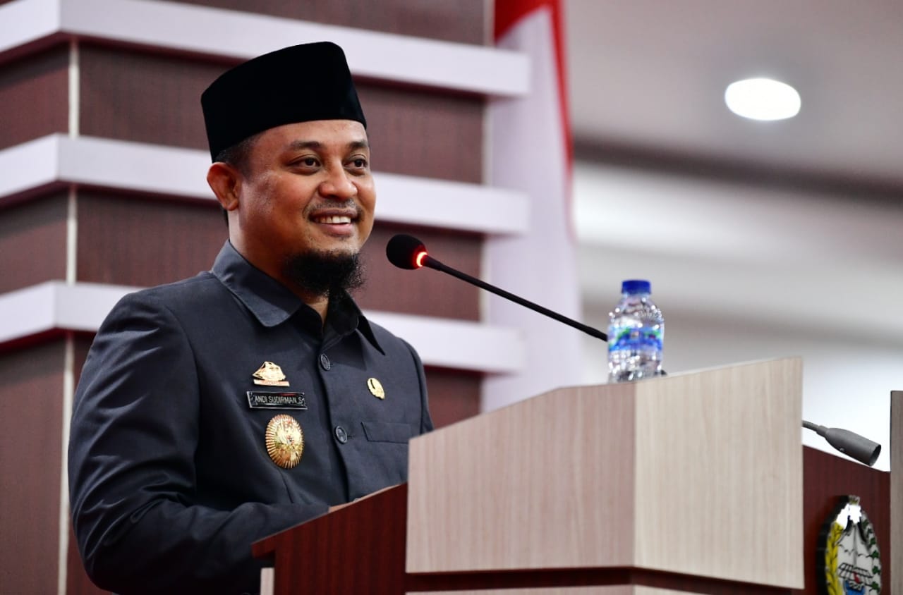 Gubernur Andi Sudirman Salurkan Benih Unggul Gratis