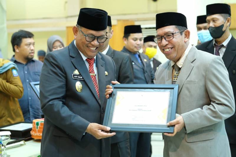 BKPSDM Soppeng Berikan Penghargaan ke Purna Bakti