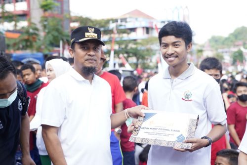 Gubernur Andi Sudirman Serahkan Bantuan UPZ Pemprov Sulsel untuk Guru dan Pelajar Berprestasi