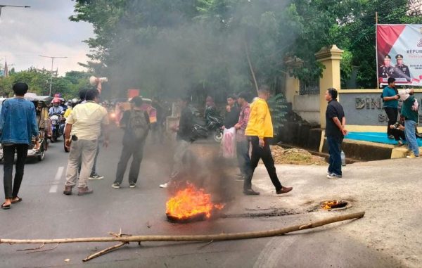 Kantor Dinas Pendidikan Sulsel di Demo
