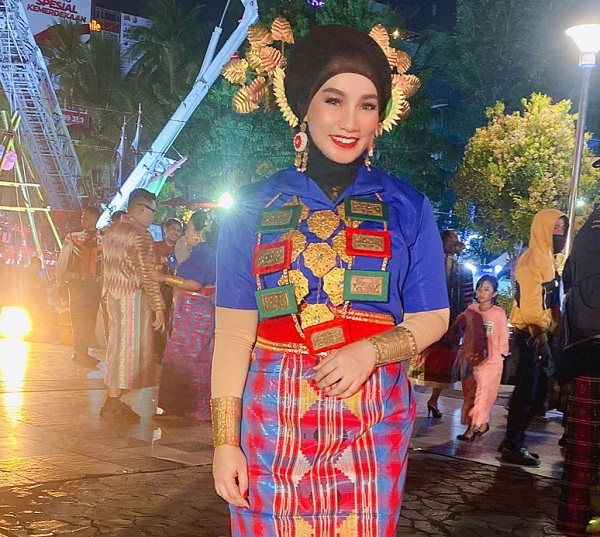 Ketua Bidang Seni Partai Golkar Makassar Jadi Penari 4 Etnis di Festival F8Ketua Bidang Seni Partai Golkar Makassar Jadi Penari 4 Etnis di Festival F8