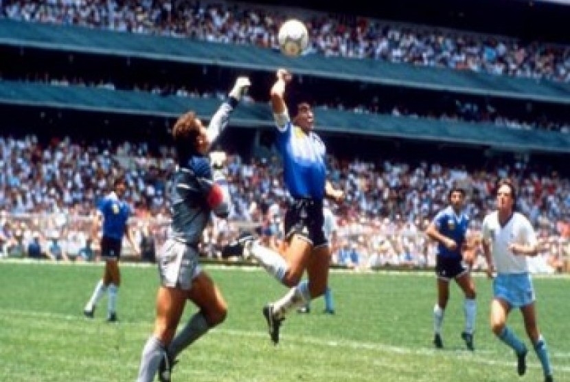 Bola Tangan Tuhan Maradona Akan Dilelang