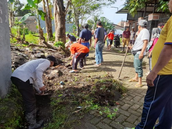 Masyarakat Kelurahan Tamangapa Bersih-Bersih