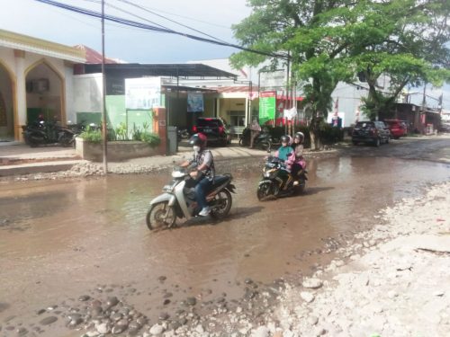 Jalan Rusak di Romangpolong, Somba Opu, Gowa