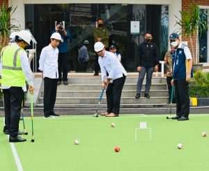Presiden Jokowi saat menonton Menteri PUPR Basuki Hadimuljono dan Gubernur Jabar Ridwan Kamil bermain olahraga gateball, Jumat (23/12/2022).