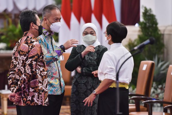 Menaker Ida Fauziyah, Menperin Agus Gumiwang Kartasasmita, Menteri KP Sakti Wahyu Trenggono, dan Menlu Retno Marsudi berbincang sebelum Sidang Kabinet Paripurna, Selasa (05/04/2022).