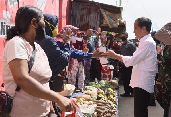Jokowi meninjau aktivitas perekonomian di Pasar Bunda Sri Mersing, Kota Dumai, Riau
