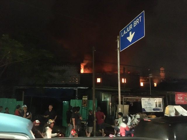 Ruko di Maros Dikepung Api
