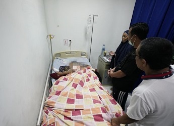 Gubernur Sulawesi Selatan Andi Sudirman Sulaiman menjenguk korban rubuhnya kubah Masjid Ittifaqul Jamaah di Rumah Sakit Angkatan Laut Jala Ammari Makassar, Senin 27 Maret 2023.