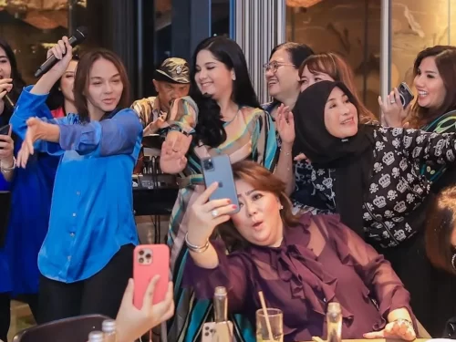 Muncul Tiba-Tiba dan Viral, Siapa Sih Bunda Corla?