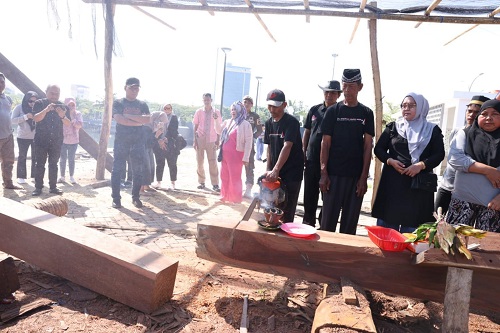 Danny Pomanto Pantau Pembuatan Kapan Pinisi di Kawasan CPI Makassar