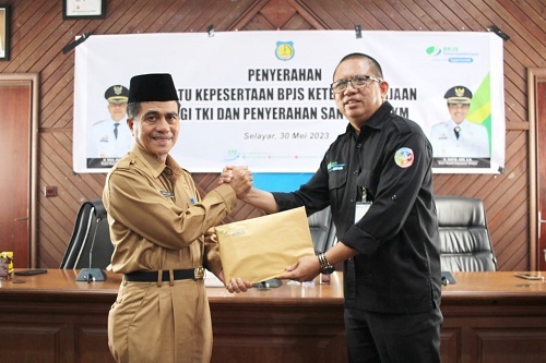 BPJS Ketenagakerjaan Serahkan Kartu Kepesertaan bagi TKI, Dibiayai APBD Sebesar Rp1 Miliar