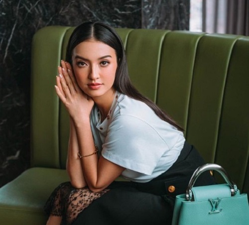 Raline Shah tebar pesona di atas ranjang