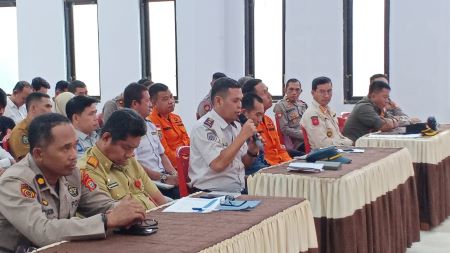 Bupati Kepulauan Selayar diwakili Sekretaris Daerah Drs. Mesdiyono menegaskan kesiapan dukungan pemerintah daerah untuk suksesnya pelaksanaan Ops Ketupat 2024. Demikian disampaikan Mesdiyono saat menghadiri rapat koordinasi lintas sektoral dalam rangka persiapan pelaksanaan Ops Terpusat Ketupat 2024 yang digelar Polres Kepulauan Selayar di Aula Endra Dharmalaksana, Senin (1/4/2024). “Saya meminta kepada Dishub, Dinkes, Satpol PP, Disperindag, BPBD dan seluruh Instansi Pemerintah untuk mempersiapkan, mengkoordinasikan dan melaporkan segala hal yang diperlukan untuk kelancaran Operasi Ketupat ini,” tegas Mesdiyono. Sekda juga merinci khusus untuk kesiapan akses jalan, dimana Pemkab Kepulauan Selayar melalui Dinas PU telah melakukan perbaikan/perawatan ruas jalan Patori - Benteng- Pattumbukang sebanyak 245 titik. Ia memastikan semua jalan yang menghubungkan pemukiman dengan pusat kegiatan masyarakat dalam kondisi baik. Sebelumnya, Kapolres menyampaikan terima kasih atas kehadiran Forkopimda dan semua pihak. Hal ini penting sebagai wujud sinergitas untuk bersama menjaga situasi Kamtibmas, kelancaran, keamanan dan kenyamanan untuk masyarakat selama masa hari Raya Idul Fitri 1445 H. “Rakor ini kita laksanakan untuk persiapan Ops Terpusat Ketupat 2024. Kita perlu menyatukan persepsi untuk saling mendukung agar kegiatan Mudik, dan perayaan hari besar Idul Fitri hingga arus balik, oleh Masyarakat dapat terlaksana dengan aman, lancar dan nyaman," kata AKBP. Ujang Darmawan. Kapolres menyampaikan bahwa Operasi Ketupat ini akan berlangsung selama 2 pekan, mulai tanggal 4 April ssampai 16 April 2024. Sementara itu, Dandim Letkol Inf Nanang Agung Wibowo, berharap sinergitas yang terjalin dapat dioptimalkan, sehingga selama masa libur hari besar ini masyarakat mendapatkan jaminan keamanan dan kenyamanan. Hal senada disampaikan Kajari Hendra Syarbaini. Dia meminta agar seluruh stakeholder dapat bersama mewujudkan suasana hari raya yang nyaman bagi masyarakat. “Segala kekurangan di tahun-tahun sebelumnya yang banyak dikeluhkan warga perlu diantisipasi, saya pikir ini bisa dilakukan dengan kebersamaan dan komitmen untuk memberikan pelayanan terbaik untuk masyarakat,” harap Kajari. Selain para Forkopimda, pada rapat Koordinasi ini juga dilaporkan langsung kesiapan seluruh unsur terkait dalam mendukung dan mensukseskan pelaksanaan Ops Terpusat Ketupat 2024. Turut hadir dalam rapat koordinasi ini Dinas Perhubungan, Dinas PU, Dinas Kesehatan, Syahbandar (KPLP), Pol PP, Basarnas, PLN, UPT Bandara Udara Aroepala, serta pihak lainnya. (Humas)