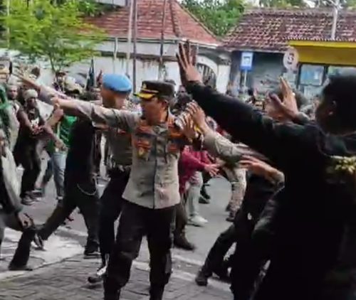 Mahasiswa Papua di Makassar Bentrok dengan Polisi