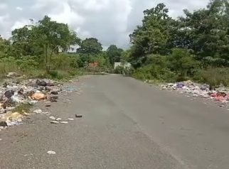 Sampah Berserakan di Jalan Lingkar Benteng-Bontoharu Selayar