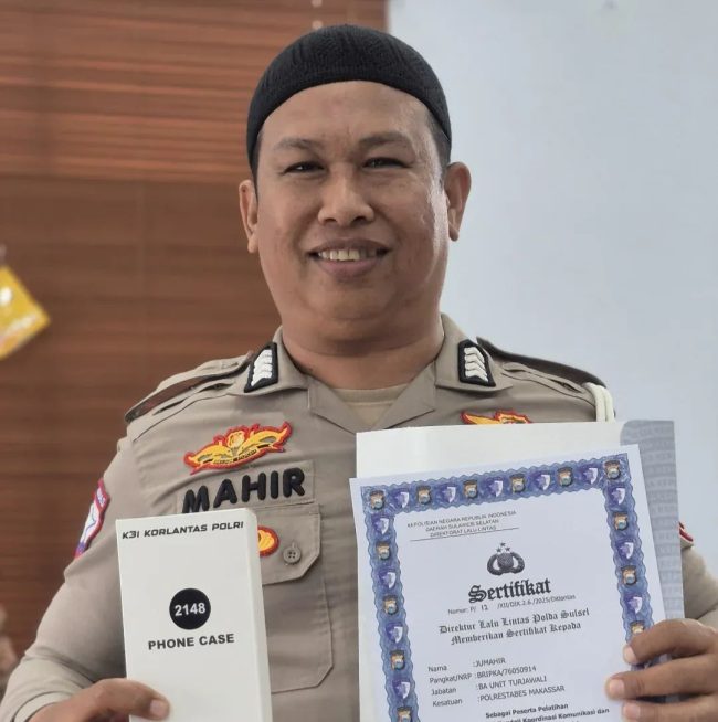 Polisi Humanis Mahatir Daeng Rani Dapat Hadiah IPhone Baru dari Korlantas Polri