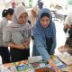 BUKABACA.co.id, MAKASSAR - Tingkat literasi Indonesia pada tahun 2025 menunjukkan perkembangan yang cukup menjanjikan, meski masih dihadapkan pada sejumlah tantangan struktural. Data dari berbagai lembaga nasional memperlihatkan adanya peningkatan pada literasi berbasis keterampilan, seperti literasi keuangan dan digital, namun di sisi lain minat baca dan kemampuan memahami bacaan masih menjadi pekerjaan rumah besar. Dari sisi Indeks Pembangunan Literasi Masyarakat (IPLM) dirangkum dari berbagai sumber, tren nasional terus bergerak positif. Pada 2024, skor IPLM Indonesia tercatat 73,52, melampaui target awal sebesar 71,4. Untuk meningkatkan akurasi pengukuran, Perpustakaan Nasional (Perpusnas) pada 2025 mulai menguji instrumen kajian baru agar perhitungan IPLM lebih merefleksikan kondisi literasi riil di masyarakat. Peningkatan budaya baca juga masuk dalam prioritas Rencana Strategis Perpusnas 2025–2029 sebagai fondasi menuju Indonesia Emas 2045. Perkembangan signifikan juga terlihat pada literasi keuangan dan digital. Berdasarkan Survei Nasional Literasi dan Inklusi Keuangan (SNLIK) 2025 yang dilakukan OJK bersama BPS, indeks literasi keuangan Indonesia naik menjadi 66,46 persen. Pemerintah menargetkan angka tersebut terus meningkat hingga 69,35 persen, dengan tingkat inklusi keuangan mencapai 93 persen. Sementara itu, Indeks Masyarakat Digital Indonesia (IMDI) 2025 tercatat 44,53, menandakan kemampuan masyarakat dalam mengakses dan memanfaatkan teknologi digital semakin membaik. Namun, kemajuan tersebut belum sepenuhnya sejalan dengan minat baca masyarakat. Survei tahun 2025 menunjukkan hanya 1 dari 5 orang Indonesia yang membaca setiap hari. Data UNESCO yang kerap dijadikan rujukan bahkan menyebutkan bahwa hanya 1 dari 1.000 penduduk yang memiliki minat baca aktif. Kondisi ini diperparah oleh rendahnya kualitas pemahaman bacaan. Kementerian Pendidikan Dasar dan Menengah mencatat bahwa meski sekitar 75 persen anak Indonesia sudah bisa membaca, sebagian besar masih kesulitan memahami isi bacaan secara mendalam. Dalam konteks global, Indonesia juga tengah mempersiapkan diri menghadapi survei utama PISA 2025. Pemerintah menargetkan perbaikan signifikan dari skor sebelumnya yang berada di angka 359 poin, dengan sasaran jangka menengah mencapai 419 poin pada 2028. Target ini mencerminkan upaya serius untuk meningkatkan kualitas literasi, khususnya dalam pemahaman membaca dan bernalar. Sepanjang 2025, pemerintah menggulirkan berbagai program penguatan literasi, salah satunya melalui gerakan #Sepekan1Buku untuk membiasakan masyarakat membaca secara rutin. Di sisi lain, persoalan akses dan distribusi buku masih menjadi tantangan besar. Rasio buku nasional dinilai masih jauh dari rekomendasi UNESCO, yakni tiga buku per orang per tahun, sehingga pemerataan bahan bacaan menjadi agenda penting ke depan. Secara keseluruhan, data literasi Indonesia tahun 2025 memperlihatkan kemajuan yang nyata di beberapa sektor strategis, namun juga menegaskan bahwa peningkatan minat baca dan kualitas pemahaman masih membutuhkan intervensi kebijakan yang konsisten dan berkelanjutan.