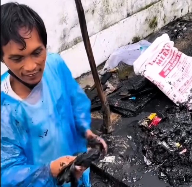Bersih-Bersih Selokan, Pria Ini Temukan “Rezeki Nomplok”