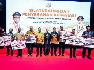 Gubernur Sulsel Kumpulkan Elite Daerah, Bagi-Bagi Penghargaan di Rujab