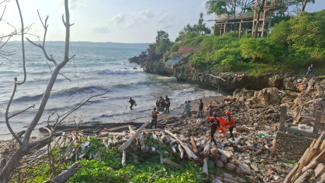Terpeleset di Pantai Berbatu, Nyawa Sahrial Hilang Ditelan Ombak Tamamelon