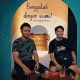 Ketua Komunitas 5TP Sulawesi, Ari Putra (kanan) saat ngobrol santai di terasBUKABACA, Jumat (29/5) kemarin.