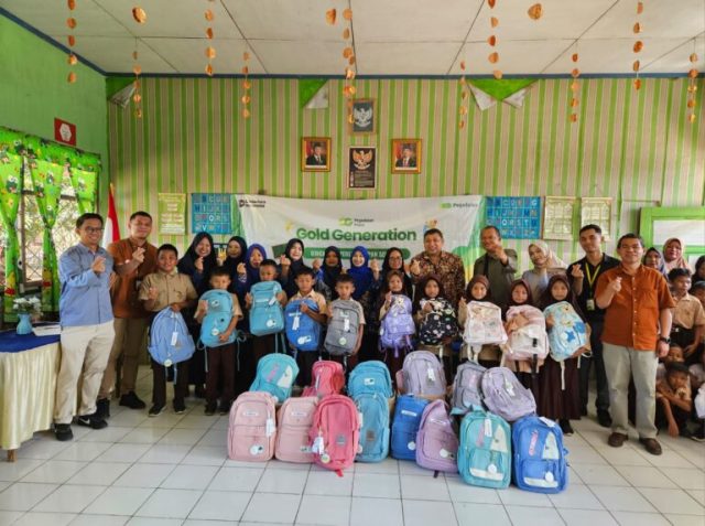 Melalui program Environmental, Social and Governance (ESG) bertajuk “Gold Generation”, PT Pegadaian Kanwil VI Sulselbarra Maluku menyalurkan bantuan perlengkapan sekolah kepada siswa SD Inpres Doang Limbung, Kabupaten Gowa, pada Jumat (29/5/2026).