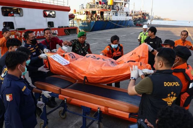 Hingga hari kedelapan operasi pencarian, total 62 korban telah ditemukan, terdiri atas 59 selamat dan tiga meninggal dunia, sementara 16 penumpang lainnya masih dalam pencarian. (foto/google)