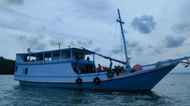 Tenggelamnya KM Nurul Salsa di perairan barat Pulau Polassi, Kabupaten Kepulauan Selayar, Sulawesi Selatan, pada Rabu (15/7/2026), masih menyisakan duka bagi keluarga korban. Hingga hari keenam pencarian, 18 penumpang masih dinyatakan hilang.