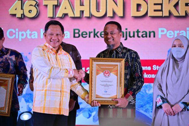 Dekranas Anugerahi Andi Sudirman Penghargaan untuk Pengembangan Kriya Sulsel