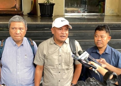 Ketua Bidang Pembelaan dan Pembinaan Hukum PWI, Anrico Pasaribu saat diwawancarai awak media usai menjalani pemeriksaan di Mapolda Metro Jaya, Rabu (22/7/2026). (foto/google)