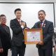 Komisaris Utama PT Pegadaian, Letnan Jenderal TNI (Purn.) A.M. Putranto, menerima Anugerah Kehormatan Marga "THO" dari Paguyuban Sosial Marga Tionghoa Indonesia (PSMTI) Sulsel sebagai bentuk penghormatan atas dedikasinya dalam memperkuat persatuan, toleransi serta harmoni lintas budaya di Indonesia. (foto/hmspegadaian)