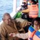 Potret seorang kakek serahkan pelampung ke cucu sebelum KM Nurul Salsa tenggelam. (dok/tiktok@Lhyna Wijaya)