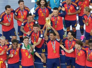 Sorak sorai kemenangan menggema di seluruh stadion saat para pemain Spanyol mengangkat trofi Piala Dunia FIFA 2026. Momen bersejarah itu menjadi penegasan kebangkitan La Roja sebagai kekuatan utama sepak bola dunia setelah menampilkan performa luar biasa sepanjang turnamen. (foto/google)