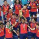Sorak sorai kemenangan menggema di seluruh stadion saat para pemain Spanyol mengangkat trofi Piala Dunia FIFA 2026. Momen bersejarah itu menjadi penegasan kebangkitan La Roja sebagai kekuatan utama sepak bola dunia setelah menampilkan performa luar biasa sepanjang turnamen. (foto/google)