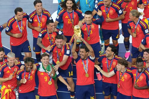 Sorak sorai kemenangan menggema di seluruh stadion saat para pemain Spanyol mengangkat trofi Piala Dunia FIFA 2026. Momen bersejarah itu menjadi penegasan kebangkitan La Roja sebagai kekuatan utama sepak bola dunia setelah menampilkan performa luar biasa sepanjang turnamen. (foto/google)