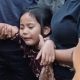 tangkapan layar di Instagram saat anak dari terduga pelaku pencurian ayam menangis melihat jasad ayahnya