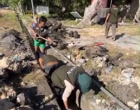 Puluhan Warga Bontotangga dan Mahasiswa KKN UNIMERZ Kepung Titik Kumuh Desa