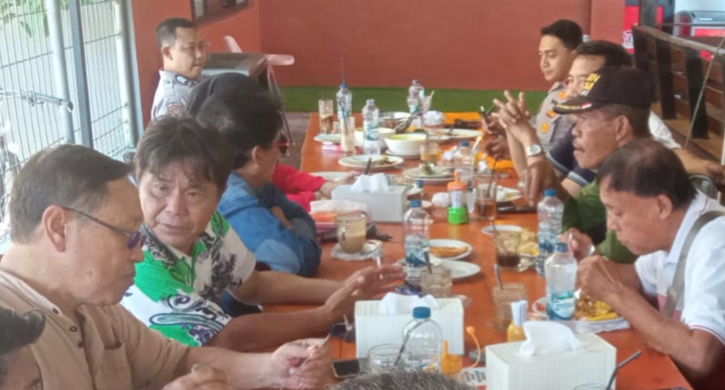 Tiga Dekade Berselang, Purnawirawan Polisi dan Wartawan Senior Makassar Kembali Satu Meja