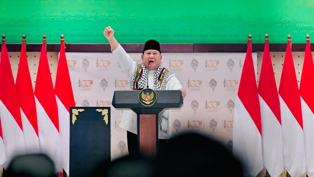 Prabowo Serukan “Free Palestine” di Gontor, Keffiyeh Palestina Melingkar di Lehernya