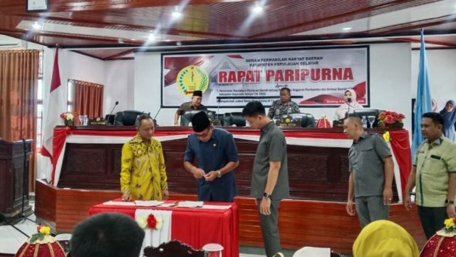 Suasana penandatanganan dokumen pada Rapat Paripurna DPRD Kabupaten Kepulauan Selayar, Jumat (4/9/2026). (foto/ist)