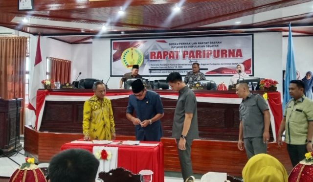 Suasana penandatanganan dokumen pada Rapat Paripurna DPRD Kabupaten Kepulauan Selayar, Jumat (4/9/2026). (foto/ist)