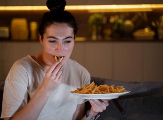lima jenis makanan dan minuman yang sebaiknya dibatasi saat makan malam