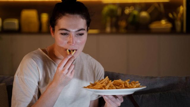 lima jenis makanan dan minuman yang sebaiknya dibatasi saat makan malam